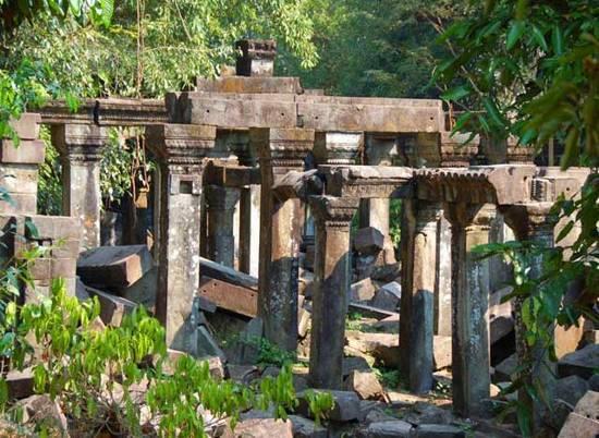 somiglianza con altri siti, dello stesso periodo, distanti molte migliaia di miglia. Koh Ker fu la capitale dell impero Khmer per una ventina di anni, nel IX secolo.