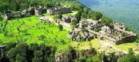 10 giorno / Kampong Thom Kratie (i delfini di fiume) (circa 220 km) Dopo la prima colazione partenza verso sud-est lungo un percorso che attraversa splendidi paesaggi: risaie, villaggi, scene di vita