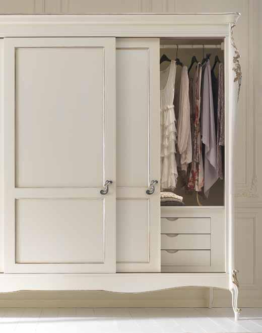 sensazione di leggerezza ed eleganza. The sliding three-door wardrobe is functional and practical, avoiding the hindrance of opening doors.