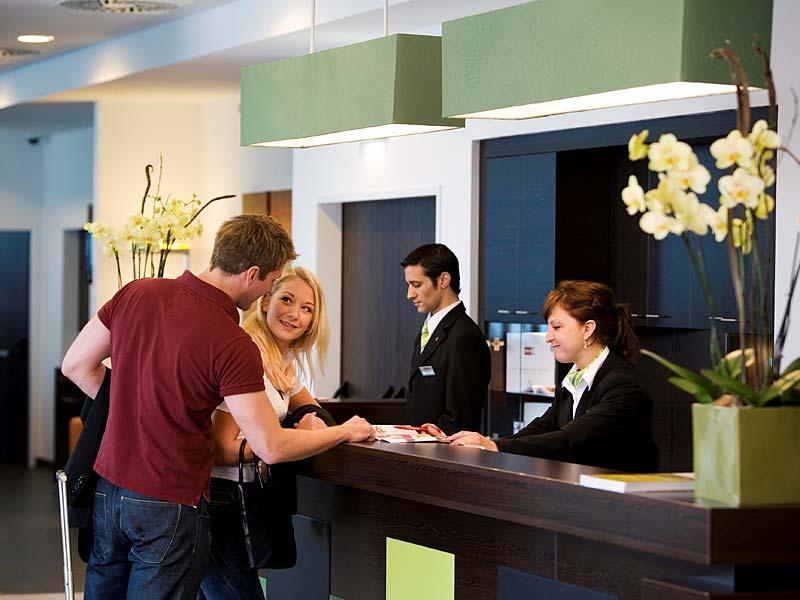 IL REPARTO DI RICEVIMENTO Il cliente rappresenta l elemento essenziale dell attività alberghiera.