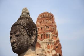 Durante i suoi anni migliori Ayutthaya fu una metropoli con tre palazzi reali, 375 templi e 94 porte di ingresso alla città, protetta da 29 fortezze difensive Francesi, portoghesi, britannici,