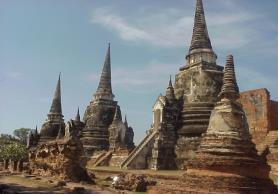 esistente Una delle sculture piu' famose di Ayutthaya e' la testa del Buddha incastonata tra le radici di un albero, poi troviamo i famosi Wat Yai Chaimongkhon, il Wat Mahathat ed il Wat Phanan