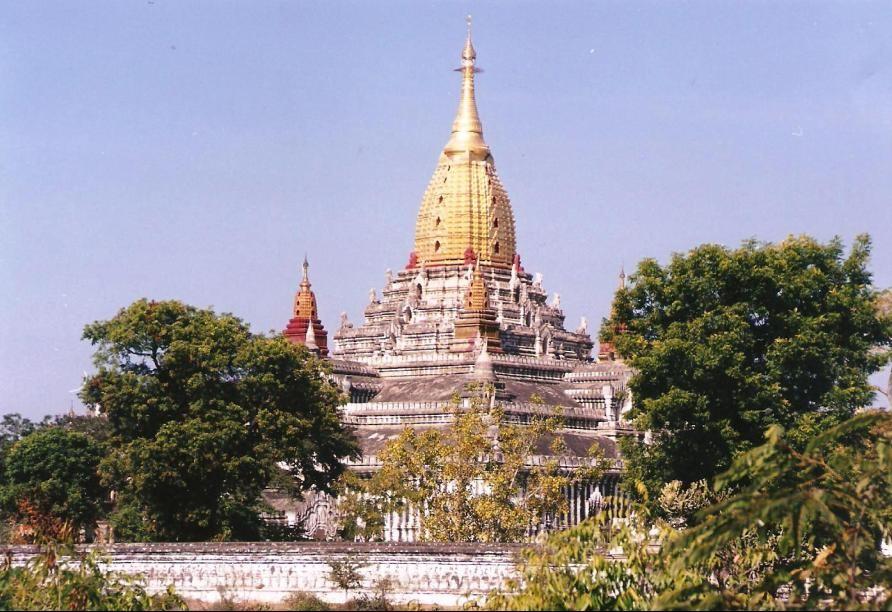 Nel tempio di Ananda, per esempio, il più bello ed il più elegante della piana, che già affascina all esterno con la sua cupola dorata e i vari pinnacoli che le fanno da contorno, sopravvivono degli