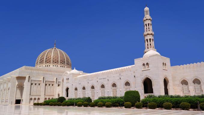 13 GENNAIO 2019 MUSCAT Prima colazione. Partenza alle 08.30 dall hotel. Prima tappa alla Grande Mosque. Si ha l opportunità di visitare all interno la più grande moschea del Sultanato.