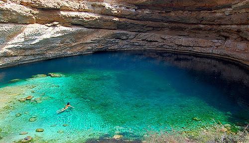 14 GENNAIO 2019 MUSCAT BIMAH SINKHOLE WADI TIWI SUR - SHARQIYASANDS Partenza alle 8.00 dall hotel. Dopo la prima colazione ed il check out ci si dirige verso Bimah Sinkhole.