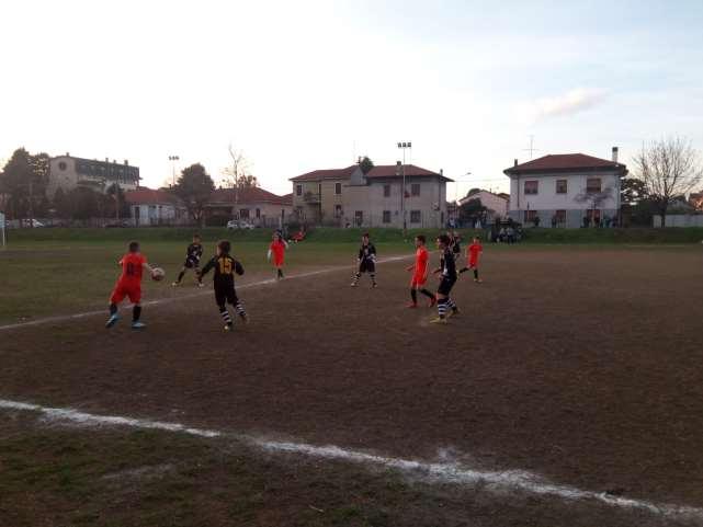 Primo tempo partiamo a 3000 all ora e al secondo minuto mettiamo a tu per tu col portiere YAYA TOURE che dopo aver saltato 2 difensori e il portiere a porta vuota s allunga la palla e calcia male e a