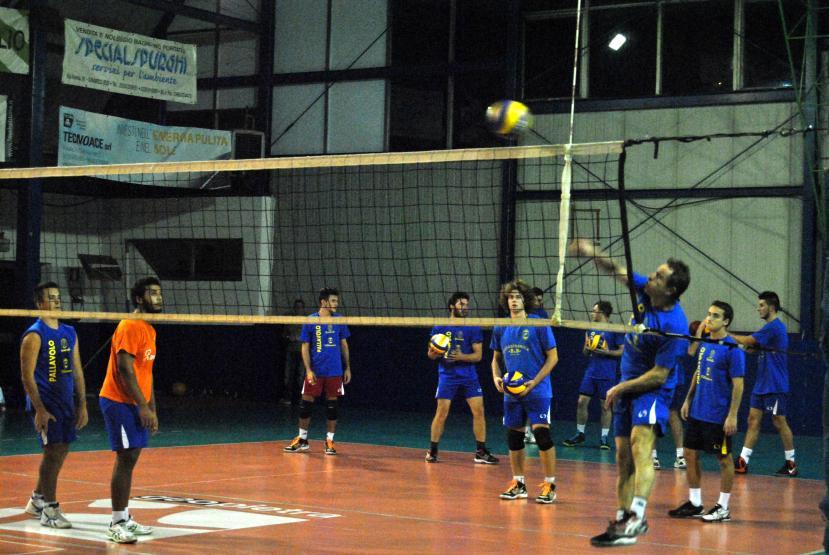 seguito cronaca gara 1 Divisione : Idea Volley Brescia vs Tecnoace Villanuova : 0 a 3 Partiamo con Andreassi e Podavini, Bortolotti e Cavagnini a centro, Filip e Formenti alla banda; Fabio libero.