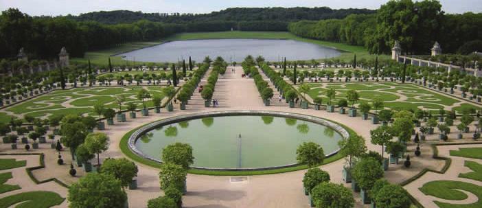 Giardino all inglese Si compone di viali sinuosi fra alberi, radure e boschetti, grotte, ruscelli, cespugli, pergole.