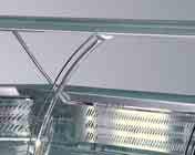 Vetrina refrigerata ventilata, canalizzabile CARATTERISTICHE: Fiancate (spessore 50 mm) in termoplastica antiurto, coibentate, con fi niture estetiche di grande