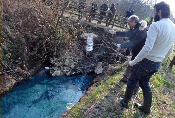 da lì il gasolio ha raggiunto il fiume L