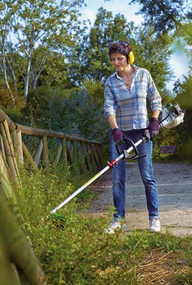 Erba rada, come tagliarla? Per pulire aree estese ed eseguire sessioni di lavoro lunghe servono macchine più potenti equipaggiate con una testa di taglio.