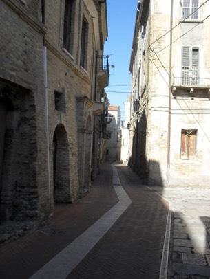 Dalla piazzetta Dei Pescatori parte una via, intitolata a Leone Acciaiuoli, che porta verso la piazzetta di S.Domenico.