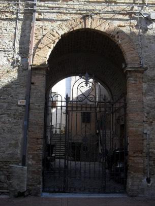 LE CASE Lungo via Leone Acciaiuoli c è un ampia costruzione chiamata lo stallone, un antica