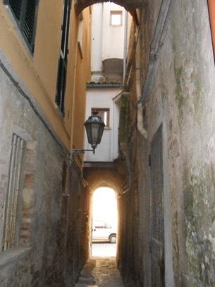 LE CASE Lungo c.so Matteotti si apre vico Bonelli, il vicolo più antico e uno dei più stretti perché largo solo un metro.