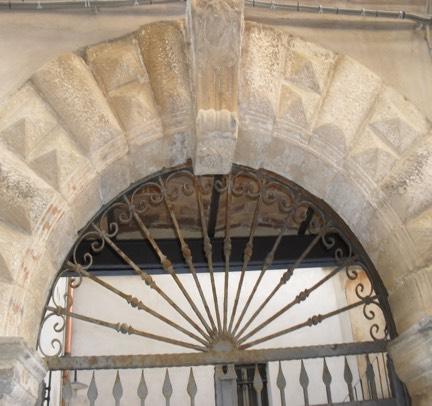 GLI ANGIPORTI Lungo via Morosini è presente un portale risalente al tardo medioevo, che reca in alto uno stemma di