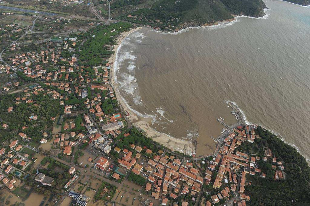 Partendo dal lato orientale del golfo, in località La Foce, sembra essersi verificata una notevole deposizione di sabbie e ghiaie sui fondali antistanti lo sbocco a mare del fosso, senza evidenti