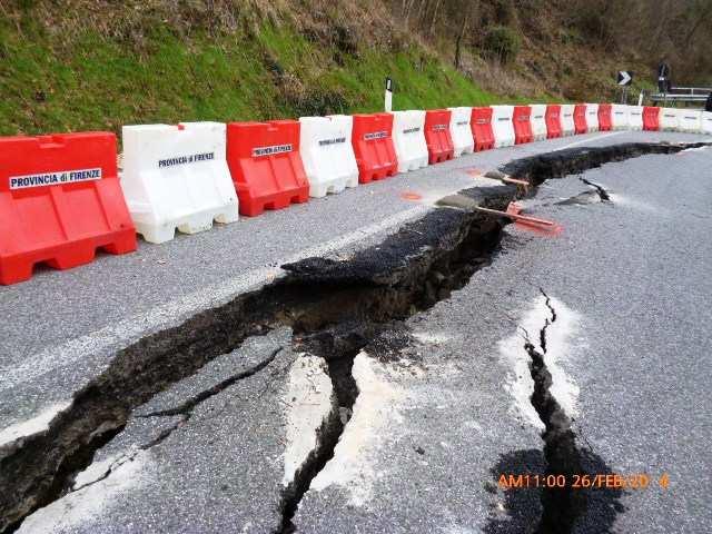 Piogge e frane: un conto da 22 milioni per le strade provinciali http://www.gazzettinodelchianti.it/stampa-articolo.php?id_articolo=5402 1 di 3 24/03/