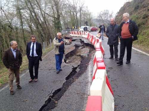 FRANA SP 16 Greve in Chianti, Barducci: Immediatamente operativi... http://www.agipress.it/agipress-news/attualita/ambiente/frana-sp-16-gr... 1 di 6 24/03/2014 9.