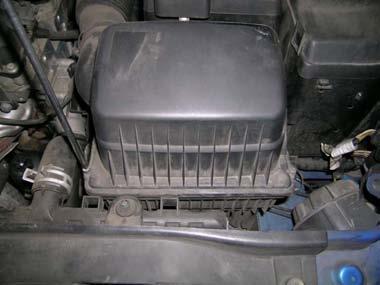 Stacco riattacco frizione L immagine mostra il cofano motore della Peugeot 307 1.