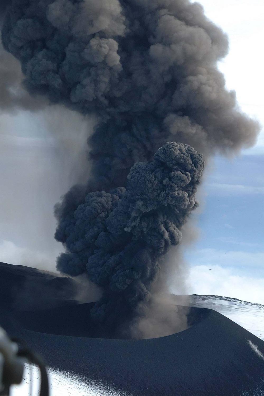 Le ceneri dell Etna L aeroporto di Catania viene