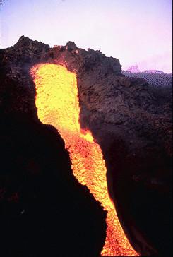 Le colate di lava Etna, 1985 Principali parametri Topografia Reologia del magma Tasso eruttivo Caratteristiche dei flussi di lava Superficie libera