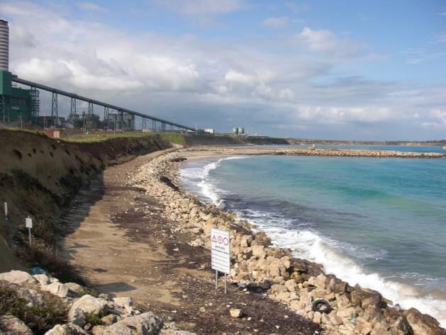 caratterizzata dalla presenza di costa rocciosa con spiaggia ciottolosa al piede, e dal tratto di litorale prospiciente il complesso petrolchimico dell area industriale di Brindisi, protetto da una