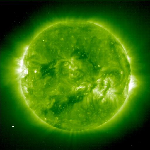 Esempio Il Sole ha una luminosità L=3.826 10 26 W e un raggio R=6.96 10 8 m. a) Qual è la sua temperatura efficace?