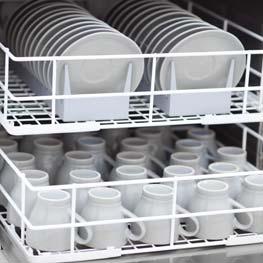 permette di lavare contemporaneamente due cesti: quello delle tazzine nella parte inferiore, quello dei piattini in quella superiore.