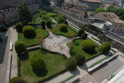 GIARDINI DEL MAGNO PALAZZO Il maestoso corpo di fabbrica cinquecentesco, eretto per volontà del vescovo Bernardo Cles, fa da sfondo ai giardini all