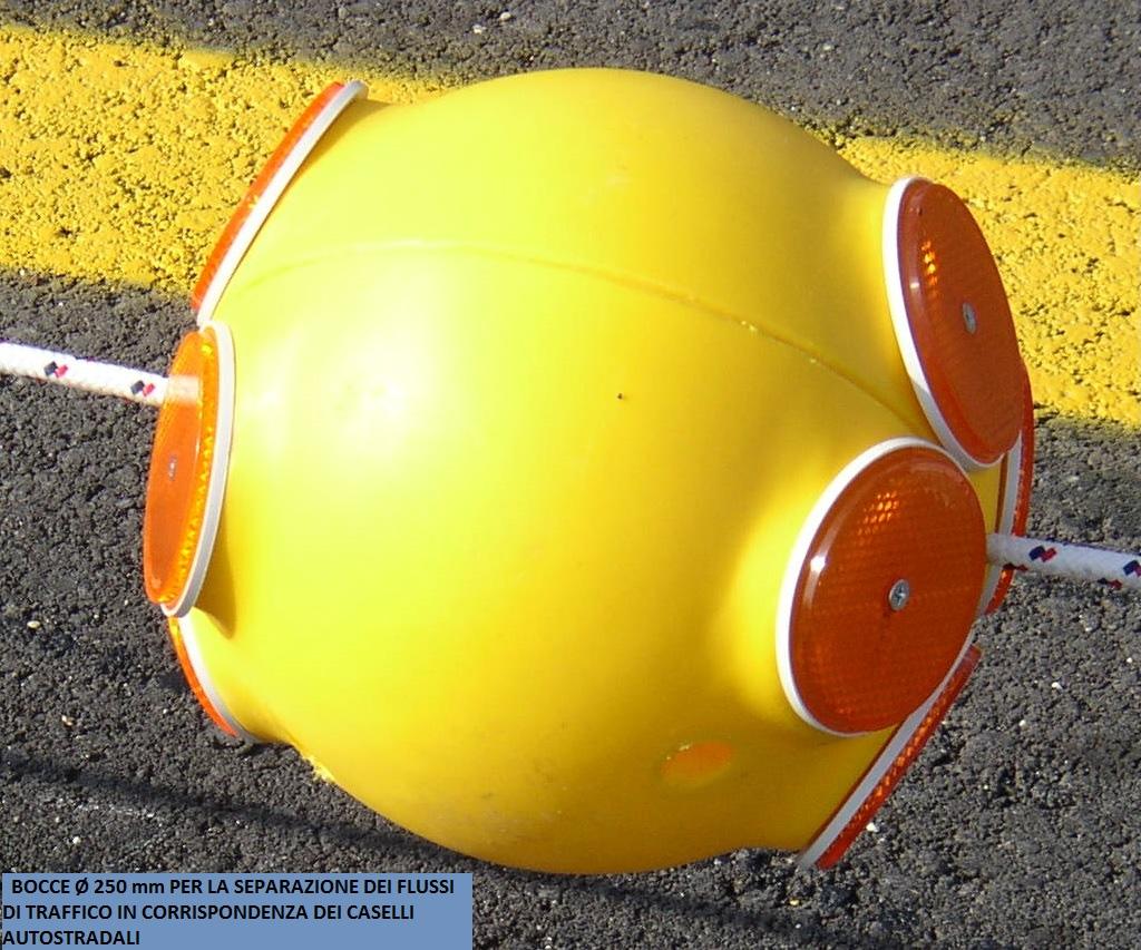 2. Boccia in polietilene o vetroresina: boccia in polietilene o vetroresina di colore giallo, diametro di 250 mm costituita in due parti con foro