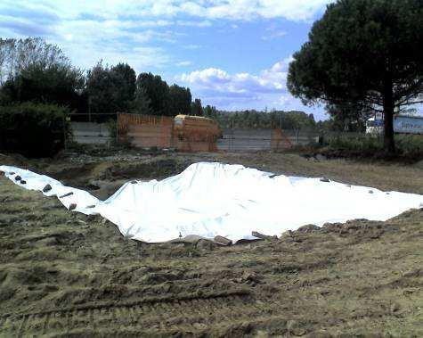 Ambiente srl Bonifica NO Smaltimento di terreno contaminato NO Realizzazione di impianti complessi e costosi Trattamento biotech altamente specializzato che ha permesso in tempi brevi il