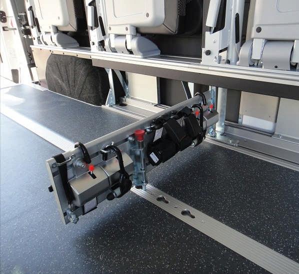 Safety bus è il primo veicolo al mondo dotato di sistema di cinturamento comune per disabili e personale deambulante.