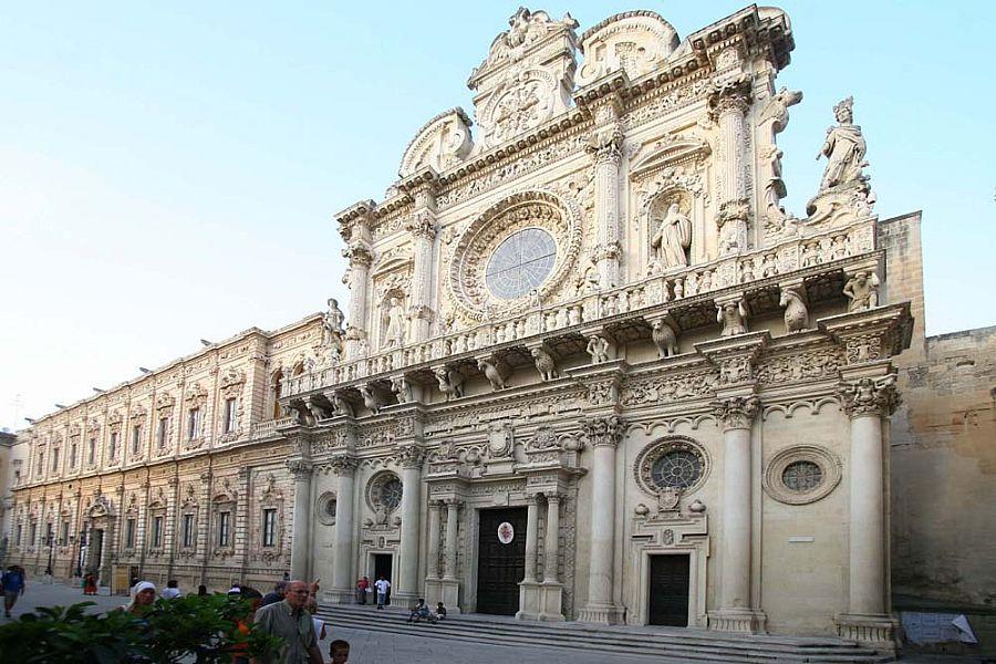 Inoltre vivremo questa città non solo lasciandoci incantare dalle sue stradine pittoresche, ma tra l altro visitando la cattedrale di Santa Maria Annunziata.