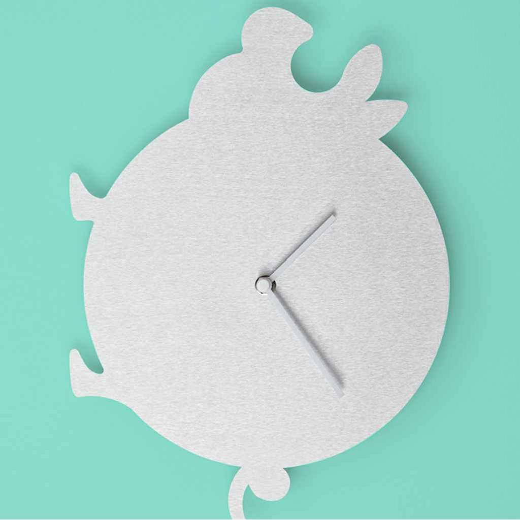 the pig THE PIG è un orologio da parete dal design elegante ma anche divertente, prezioso nei suoi materiali e giocoso nelle forme.