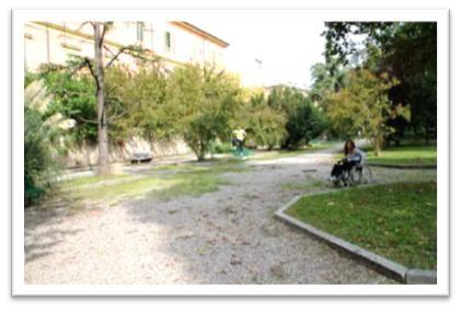 Il lato minore si sviluppa per circa 30 m. Il parco è suddiviso in un'area adibita alla ristorazione (tavola fredda) e un area adibita al relax.
