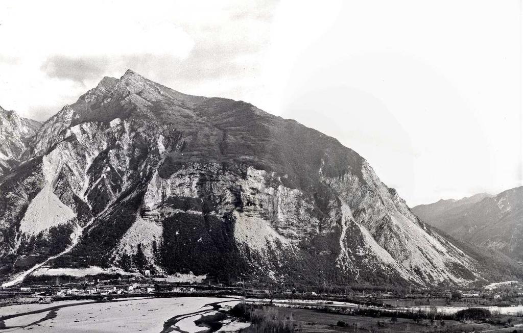 Il versante sinistro del Tagliamento presso l abitato di Portis pochi anni prima del terremoto del Friuli del