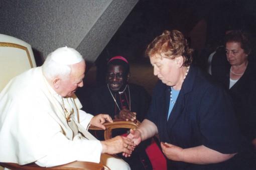 mandellesi 1 E il 30 giugno 2000. La mandellese Marilisa Compagnoni davanti a Giovanni Paolo II. Al centro, padre Fidèle.