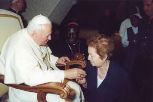 mandellesi 2 A rievocare le sensazioni di quei giorni di inizio estate del 2000 è Marilisa Compagnoni, che con il figlio Gerardo e la sorella Lidia ebbe il privilegio di inchinarsi davanti al Papa