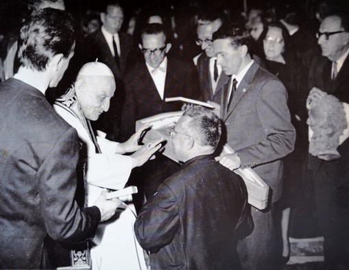 mandellesi 4 Il Cai Grigne dona una piccozza a Giovanni XXIII. E il maggio del 1963. A quella trasferta parteciparono ben 130 mandellesi.