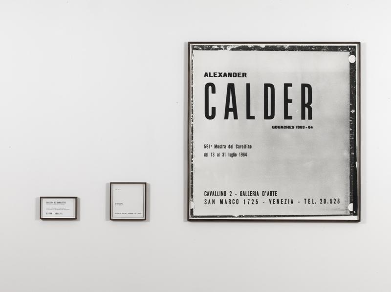 Invito, catalogo e foto su carta, 1977, dimensioni varie. Tre opere: invito, catalogo ed esposizione, mostrano alcune possibilità di relazione tra il nome dell artista e il nome della galleria.