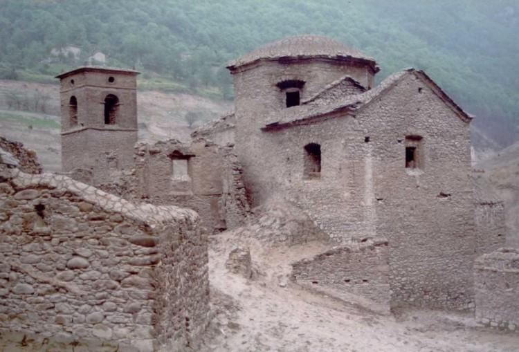 Una cupola di vetro per il paese sommerso Dato l enorme interesse di visitatori e curiosi per il famoso borgo fantasma, è allo studio un ambizioso progetto che prevede la realizzazione di un ponte