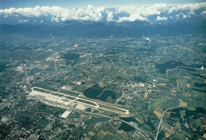 Il CERN Il grande laboratorio europeo per la fisica delle particelle si trova a Ginevra, al confine