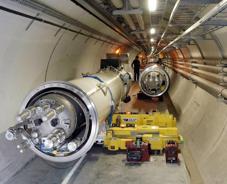 LHC è il più potente strumento mai costruito per studiare l infinitamente piccolo 8000 magneti superconduttori che pruducono un campo da 8.36 Tesla (campo magnetico terrestre~ 0.00000040 Tesla ) 700.