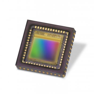 la sensibilità del sensore con le lunghezze d onda dei colori RGB CCD CMOS CCD (Charge Coupled Device): la quantità di radiazione elettromagnetica viene immagazzinata dal sensore
