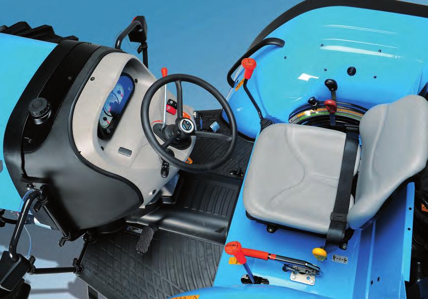 Lo sterzo idraulico, il volante registrabile e le leve laterali del cambio in posizione ergonomica e istintiva