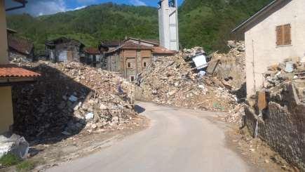 Itinerario SP 64 SP 129 -> versante marchigiano (Ascoli Piceno) Entrambe le infrastrutture hanno subìto gravi danni al corpo stradale e sono esposte ad elevato rischio di caduta massi dai versanti.