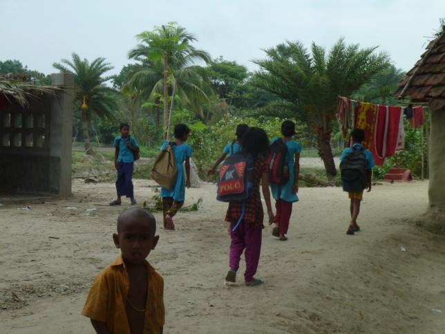 La scuola del villaggio di Bhomra è stata fondata nel 2004 per assicurare l accesso