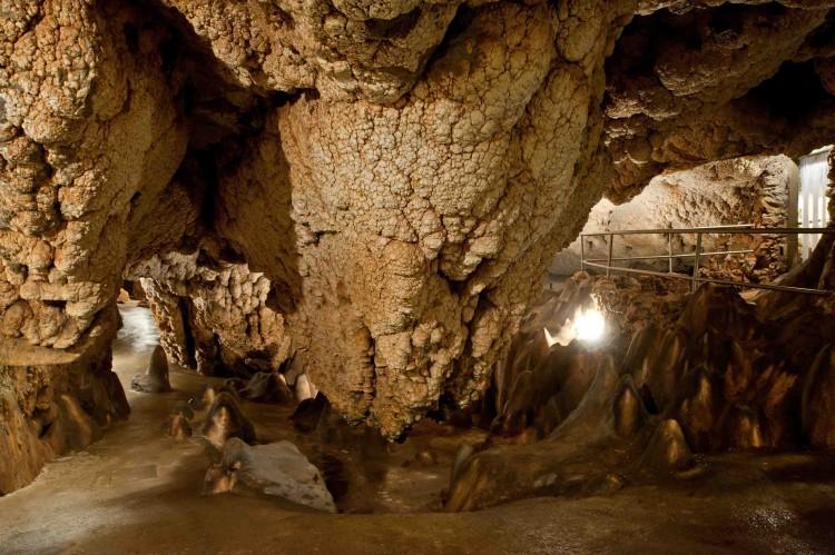 GROTTA GIUSTI: L OTTAVA MERAVIGLIA DEL MONDO Giuseppe Verdi deﬁnì Grotta Giusti l ottava meraviglia del mondo.