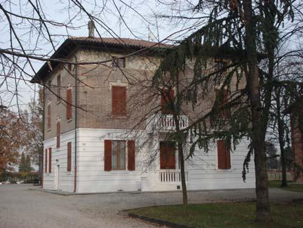 Con molteplici elementi decorativi di pregio, quali il bugnato al piano terra, le decorazioni alle architravi del primo piano, una fascia