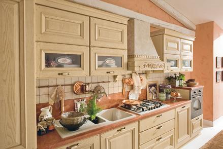 Calore del legno decape beige, finiture quasi artigianali, accessori originali fanno di questa cucina classica un buon motivo per arredare la propria casa con gusto e personalita.